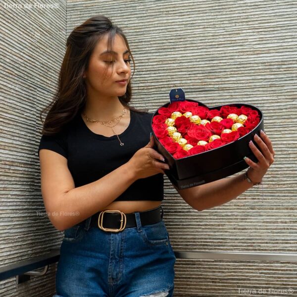 arreglo floral en forma de corazón una chica lo sostiene